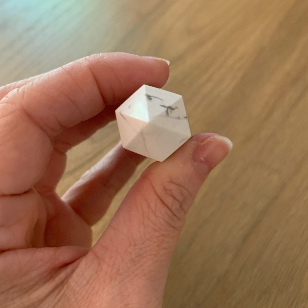 Howlite crystal point - Picture 3 of 5